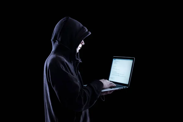 Hacker anónimo en la oscuridad — Foto de Stock