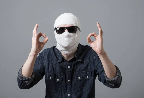 Adam kafasını bandaj ile