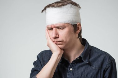 Adam kafasını bandaj ile