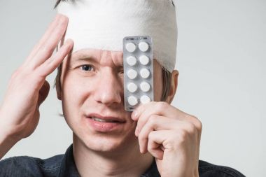 Adam kafasını bandaj ile