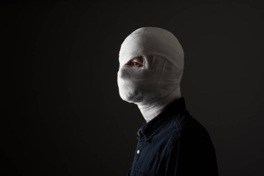 Adam kafasını bandaj ile