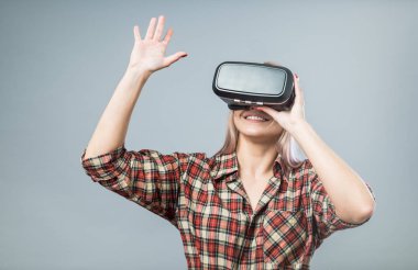 Vr kulaklık ile neşeli kadın