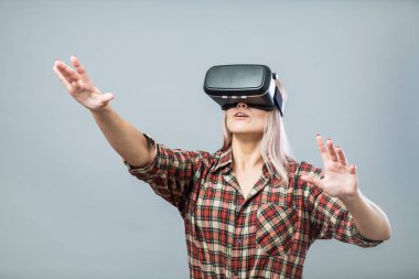 Vr kulaklık ile neşeli kadın