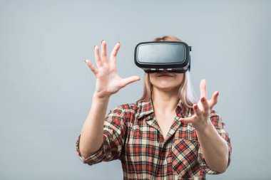 Vr kulaklık ile neşeli kadın