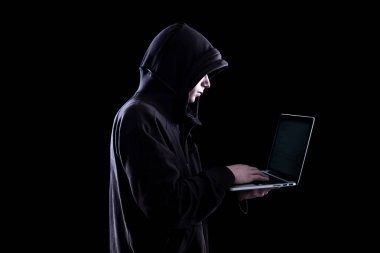 Karanlıkta anonim hacker
