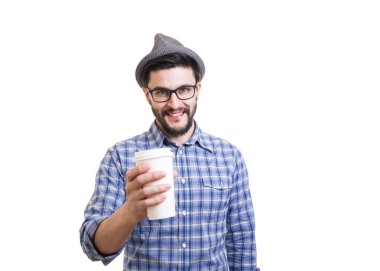 Kağıt bardak ile sakallı hippi