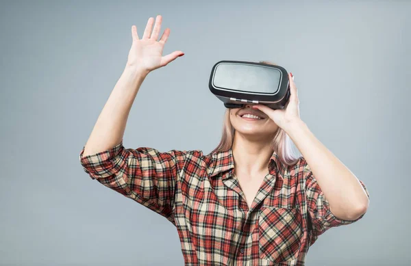 Vr kulaklık ile neşeli kadın