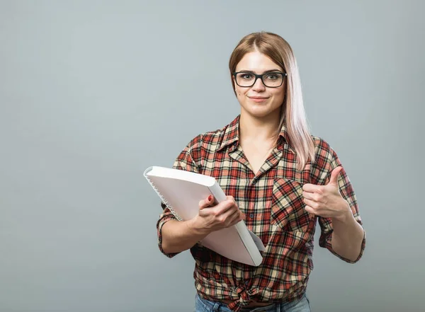 Joven atractiva mujer hold book — Foto de Stock