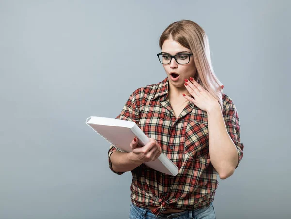 Genç çekici kadın kitap tutun