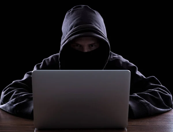 Karanlıkta anonim hacker