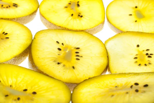 Kivi beyaz üzerine dilimler