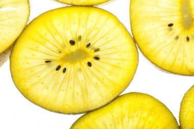 Kivi beyaz üzerine dilimler