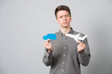 Kağıt Uçak tutan adam