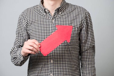 Kırmızı ok ile genç adam