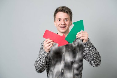 Okları olan genç adam