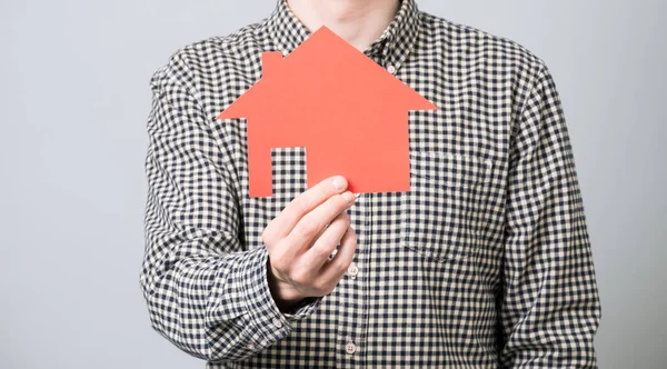 Man bedrijf rode huis model — Stockfoto