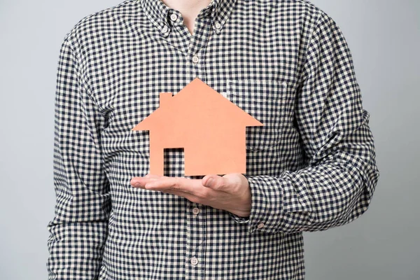 Man bedrijf rode huis model — Stockfoto