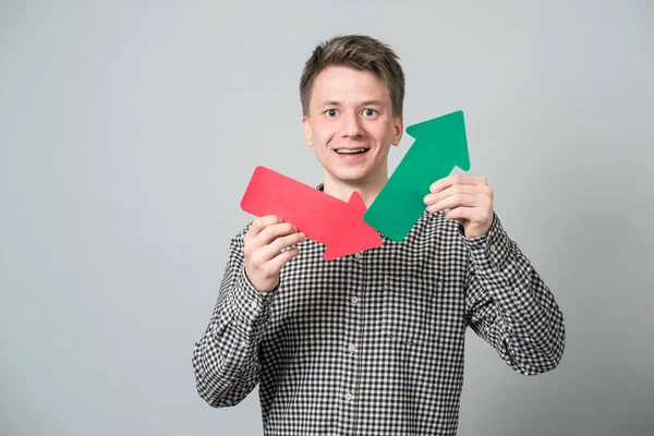 Okları olan genç adam