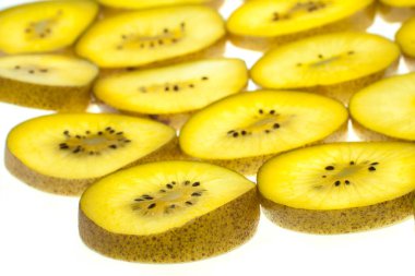 Kivi beyaz üzerine dilimler