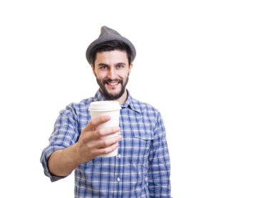 Kağıt bardak ile sakallı hippi