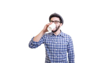 Kağıt bardak ile sakallı hippi