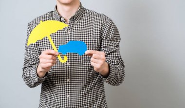 Kağıt sembolleri tutan adam