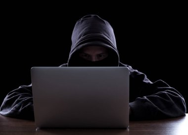 Karanlıkta anonim hacker