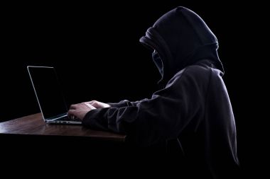 Karanlıkta anonim hacker