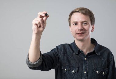 Kalem ile genç adam