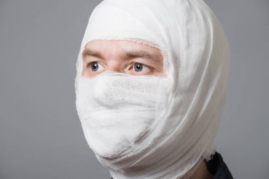 Adam kafasını bandaj ile