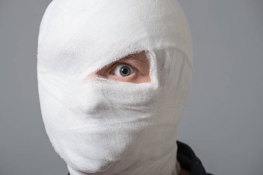 Adam kafasını bandaj ile