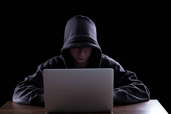 Hacker anónimo en la oscuridad — Foto de Stock