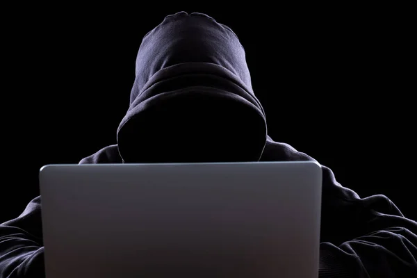 Hacker anónimo en la oscuridad — Foto de Stock