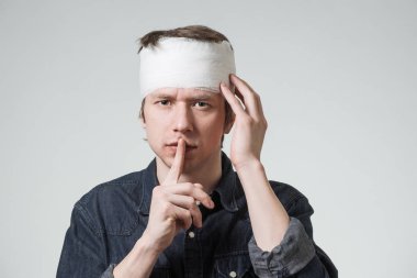Adam kafasını bandaj ile