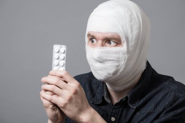 Adam kafasını bandaj ile