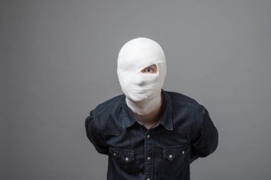 Adam kafasını bandaj ile