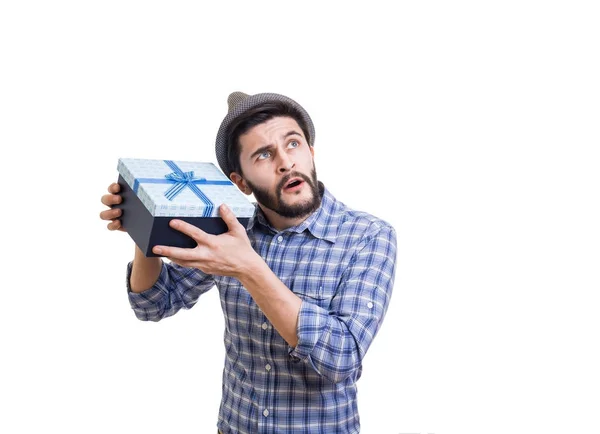 Бородатый парень с подарком — стоковое фото
