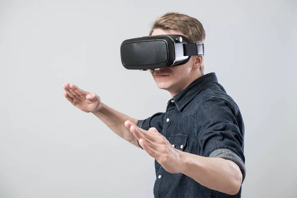 Homem na realidade virtual — Fotografia de Stock