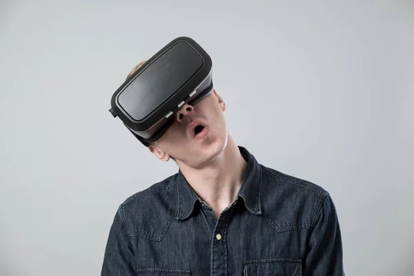 Ο άνθρωπος στην εικονική πραγματικότητα — Φωτογραφία Αρχείου