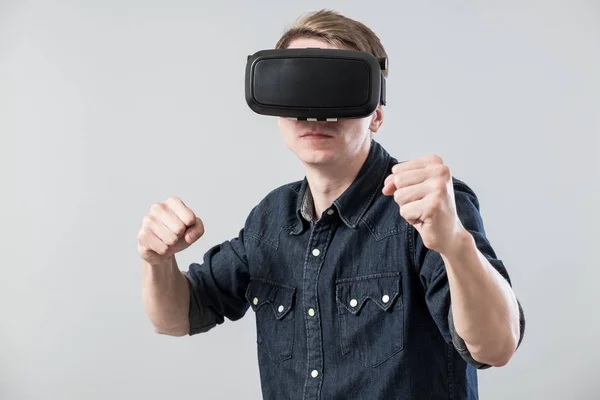 L'uomo nella realtà virtuale — Foto Stock