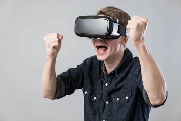 Homem na realidade virtual — Fotografia de Stock