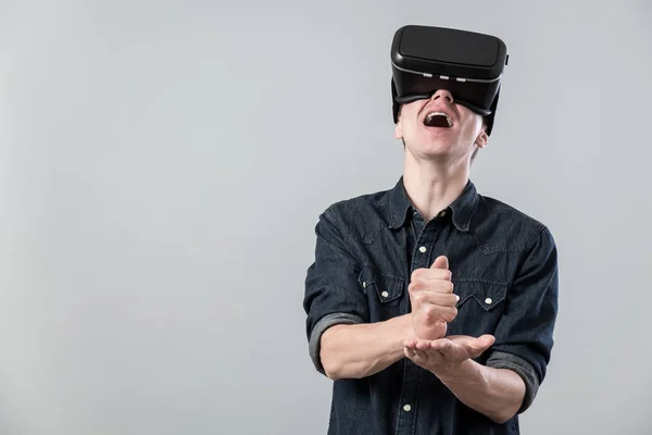 L'uomo nella realtà virtuale — Foto Stock