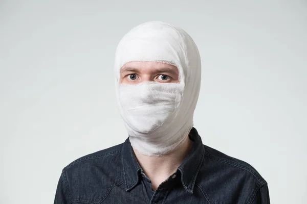 Homme avec bandage sur la tête — Photo