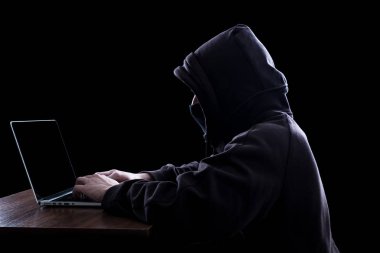 Karanlıkta anonim hacker