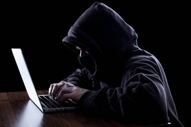Karanlıkta anonim hacker