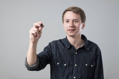 Kalem ile genç adam