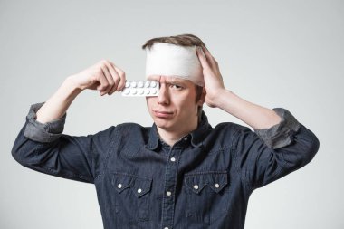 Adam kafasını bandaj ile