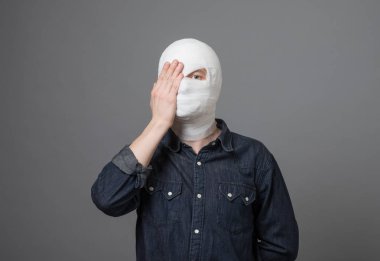 Adam kafasını bandaj ile