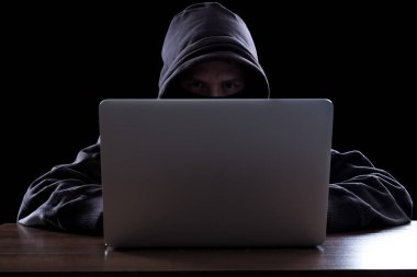 Karanlıkta anonim hacker