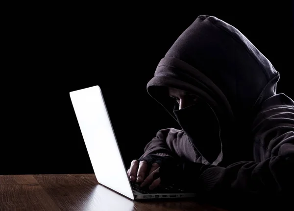 Anonymer Hacker im Dunkeln — Stockfoto